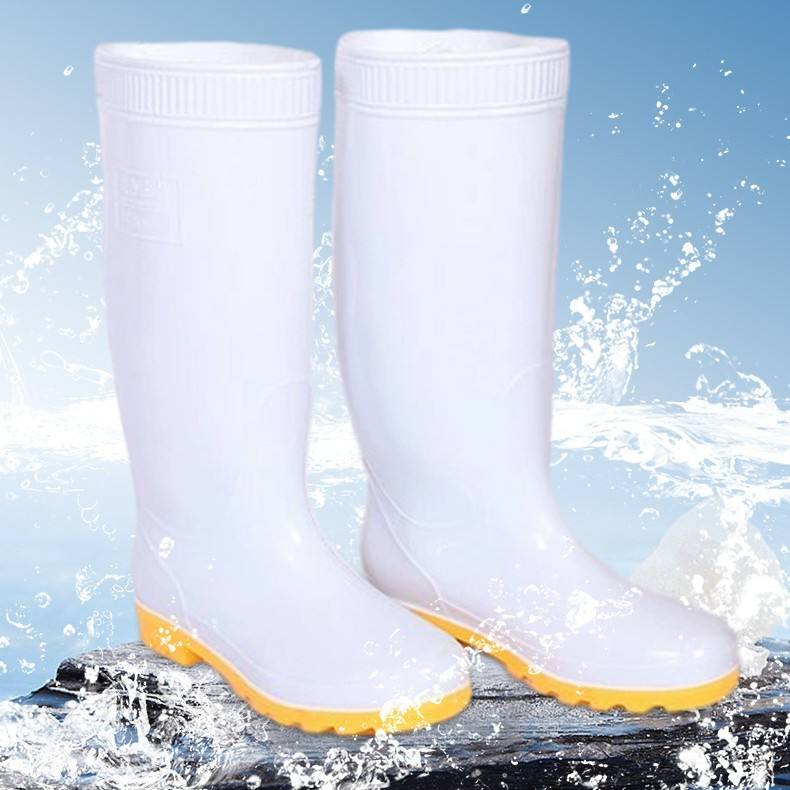 PVC holínky vs gumové holínky: Který materiál vyhovuje vašim potřebám?